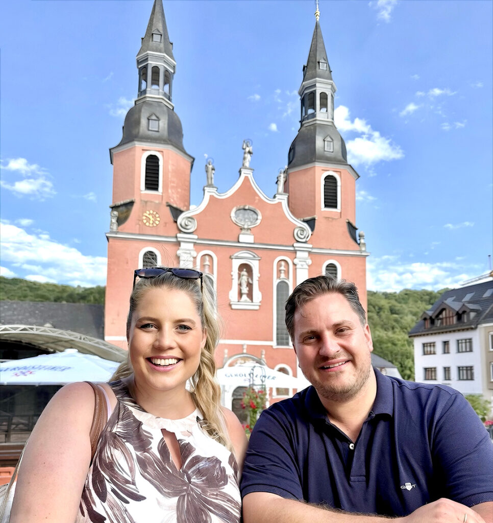 Dr. Johannes Zierden und Ehefrau Lucia Zierden vor der Basilika St. Salvator in Prüm.